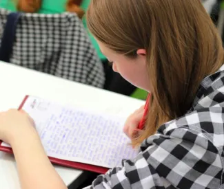 Groep mensen wandelt op een pad met een verkeersbord.