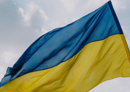 Vlag van Oekraïne wappert tegen een blauwe lucht.