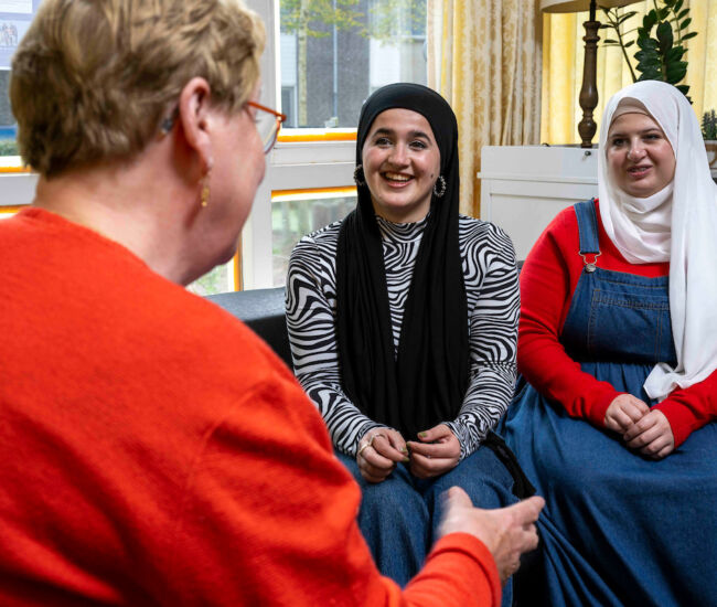 https://www.vizita.nl/media/transforms/Diensten/Stock-fotos/_650x550_crop_center-center_80_none/40-Sociaal-Werk-Nederland-buurthuis-lores.jpg