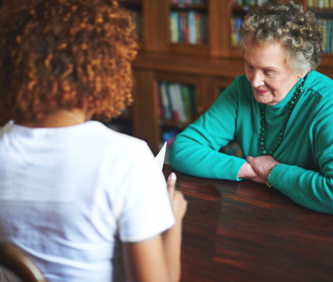 https://www.vizita.nl/media/transforms/Diensten/Stock-fotos/_650x550_crop_center-center_80_none/book-reading-senior-woman-with-volunteer-retirement-home-community-service-social-responsibility-outreach-ngo-elderly-person-with-helper-knowledge-information-literature.jpg