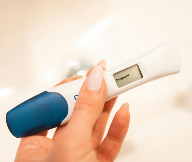 Zwangerschapstest toont "Zwanger" aan in het display.