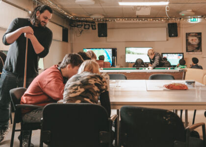 Groep jongeren speelt en socialiseert in een gezellige ruimte.