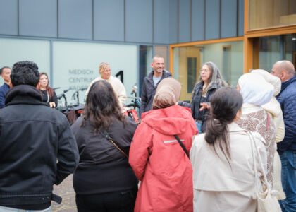 Groep mensen in gesprek bij een medisch centrum.