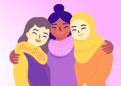 Drie vrouwen omarmen elkaar met blije gezichten.