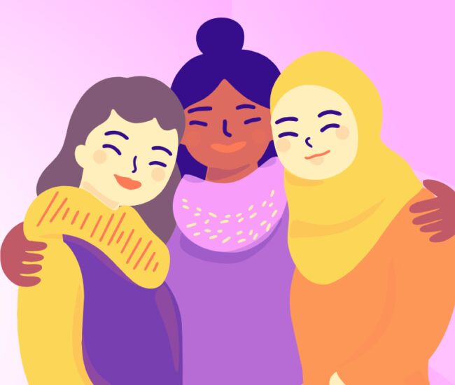 Drie vrouwen omarmen elkaar met blije gezichten.